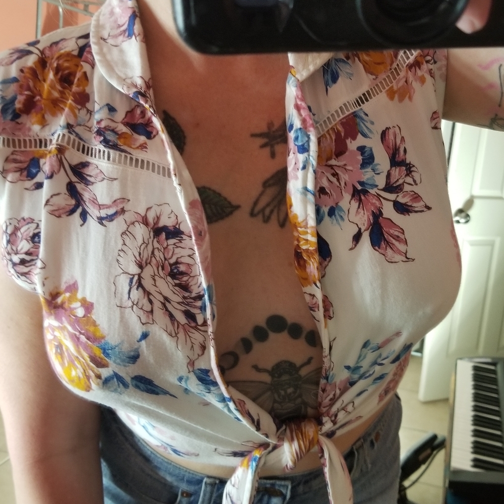 SOLD - Love + Harmony Tie Front, Much Cleavage, Crop Top - sz M